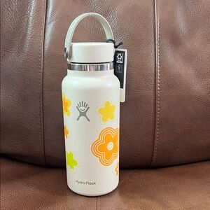 Hydro Flask Limited Edition 70’s Inspired Cream Bottle with Floral Design